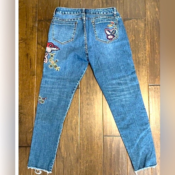 🚩Embroidered Floral Jeans! - Picture 11 of 12